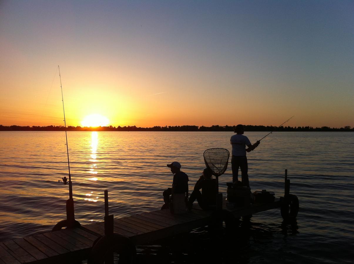 Lake Dalrymple Resort Lagoon City Zimmer foto