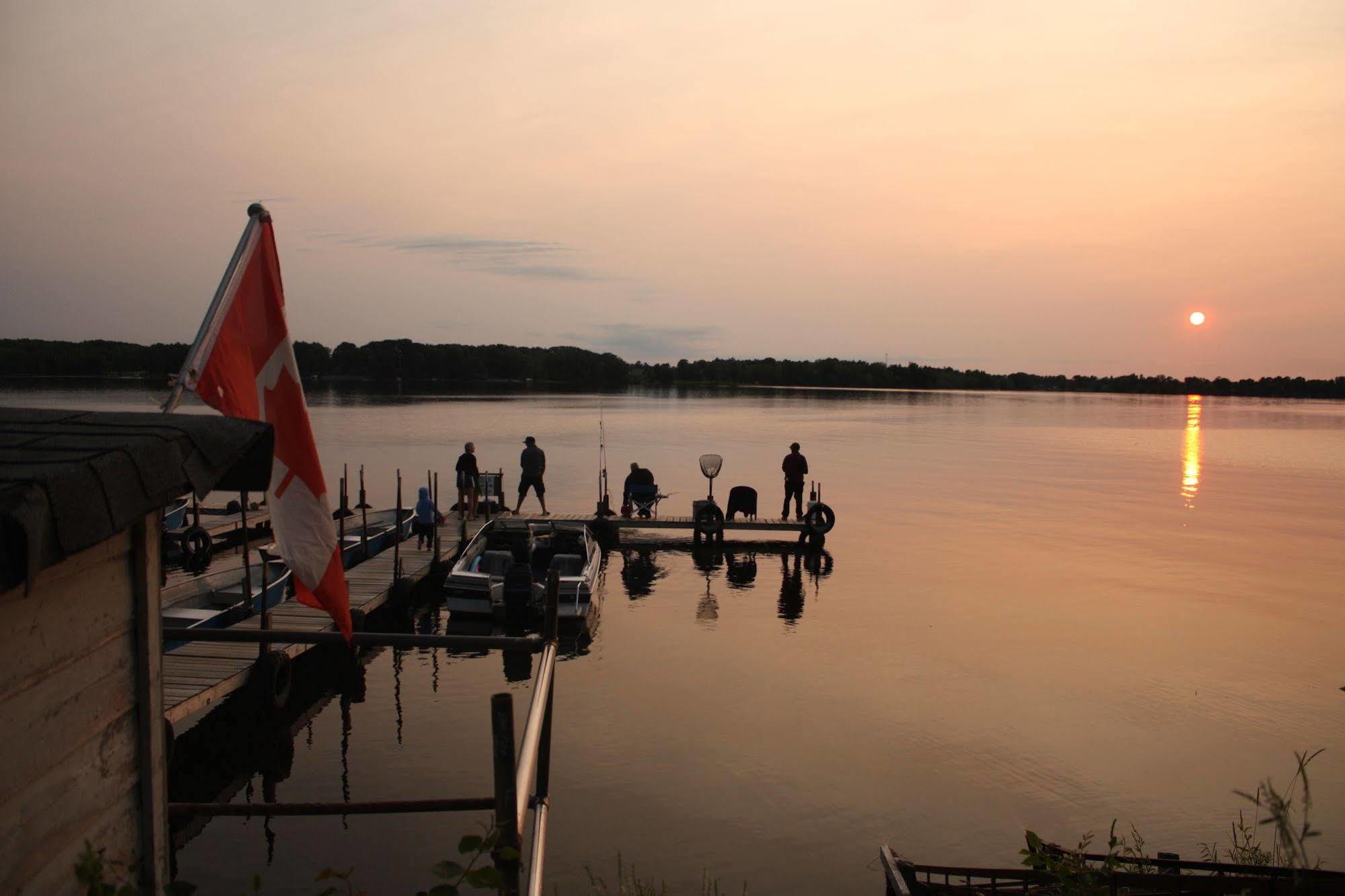 Lake Dalrymple Resort Lagoon City Exterior foto